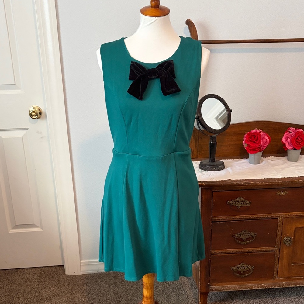 Draper James green Sleeveless Skater Dress with Black Bow